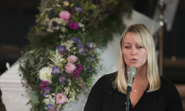 Tok farvel med venninnen med rørende sang